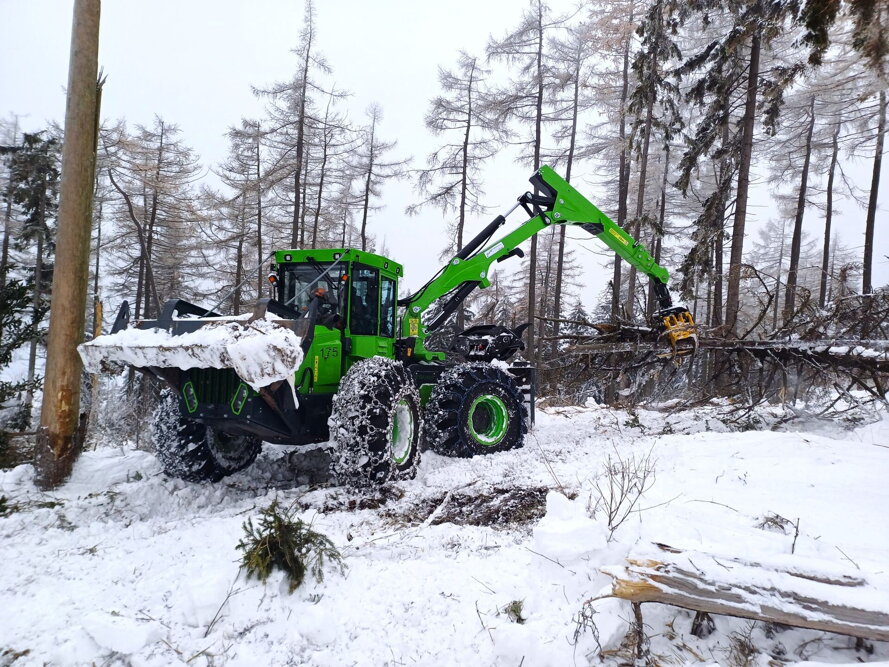 EQUUS 175N UN pri práci v zime ČR