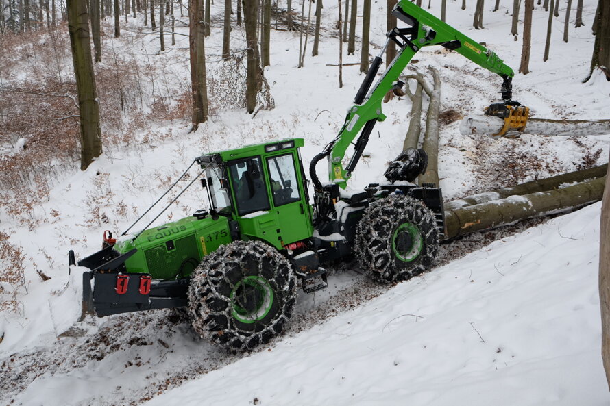 EQUUS 175N UN ťažba v zime na Slovensku